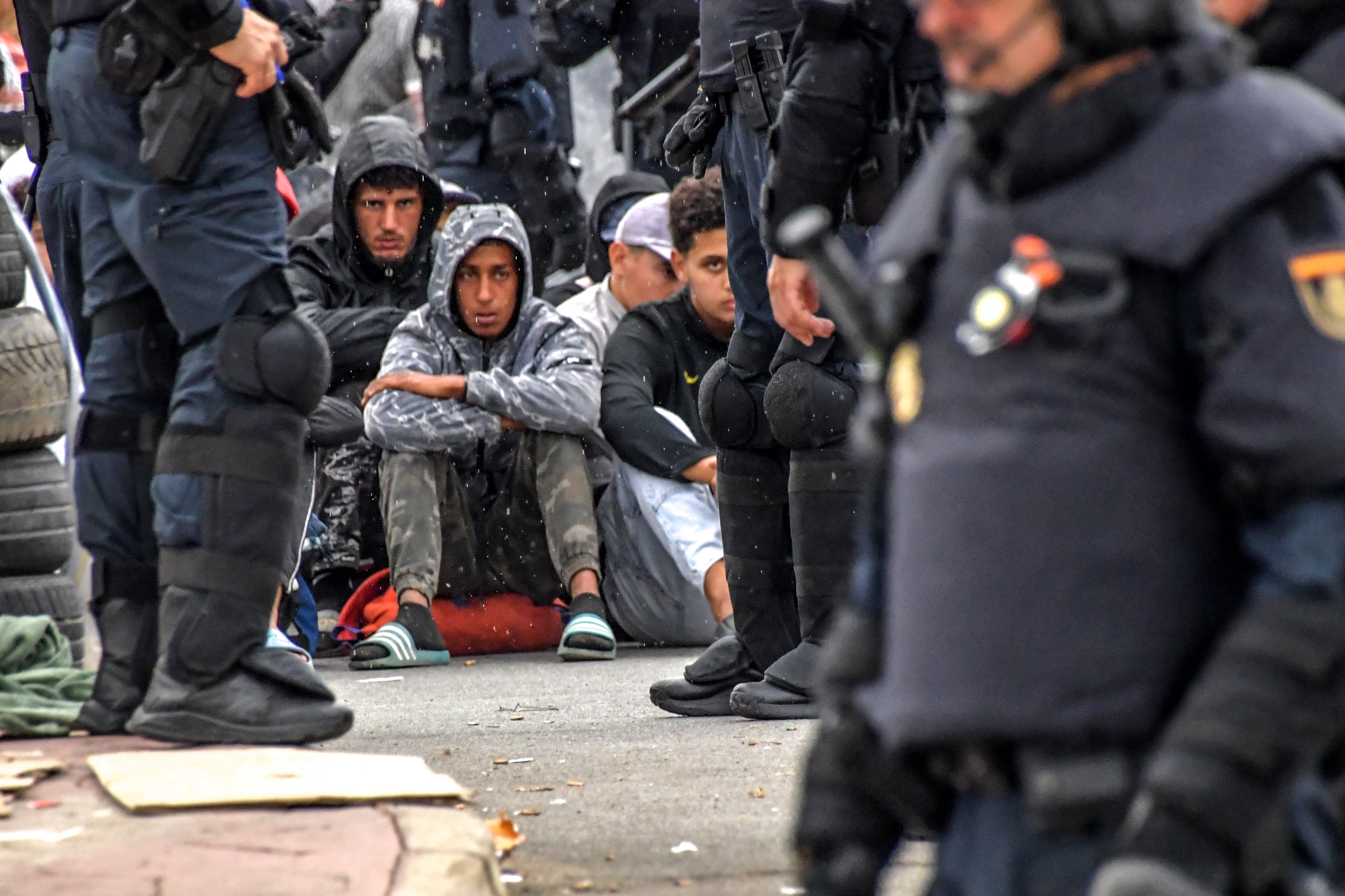 Desalojo de migrantes en el poligono del Tarajal, en Ceuta.
