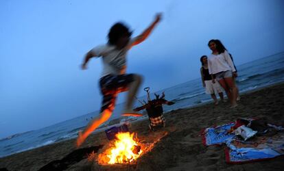 Hogueras de San Juán en una playa alicantina.