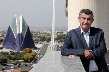 Thierry Philip, antes de atender a EL PAÍS por videoconferencia desde Valencia