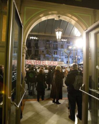 Protesta de trabajadores del Liceo frente a las puertas del teatro el pasado 9 de febrero.