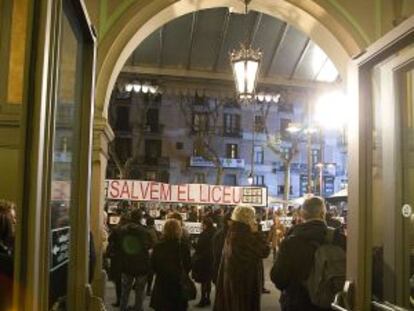 Protesta de trabajadores del Liceo frente a las puertas del teatro el pasado 9 de febrero.
