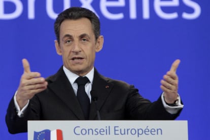 El presidente francés, Nicolas Sarkozy, anoche tras la primera jornada de la reunión de los líderes de la UE.