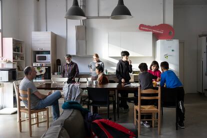 La cocina de La Chalmeta, en Barcelona, con socios y sus hijos preparando la merienda.