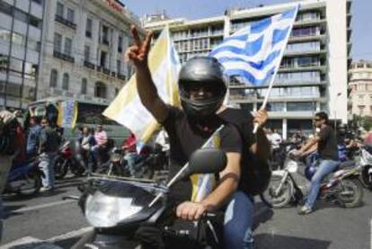 Centenares de empleados del transporte público griego se manifiestan a bordo de motocicletas en Atenas, Grecia. EFE/Archivo