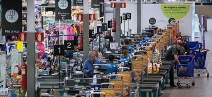 Linea de cajas en el hipermercado Carrefour del Prat de Llobregat ( Barcelona)