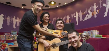 De izquierda a derecha, Sabin Bikandi, Larraitz Artetxe, Álvaro García y Patxi Laborda, miembros de Aiko Taldea.