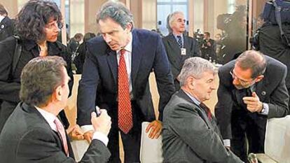 El canciller Schröder (sentado) conversa con el primer ministro Blair, mientras el ministro alemán de Exteriores, Fischer (sentado), lo hace con Solana. (Casino de Biarritz, octubre de 2000).