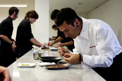 Eneko Atxa, en la cocina de su restaurante.