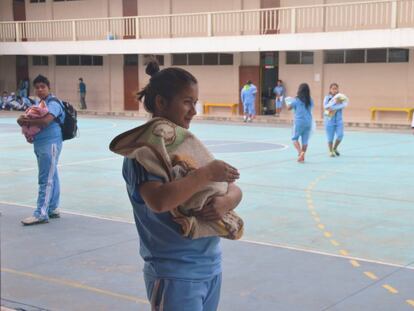 Alumnos con bebés electrónicos en Guatemala.