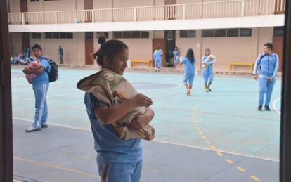 Alumnos con bebés electrónicos en Guatemala.