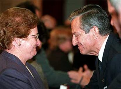 Adolfo Suárez entrega la Cruz del Reconocimiento Civil a una de las víctimas del terrorismo.
.
