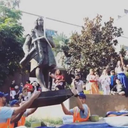 Momento en que se retiró la estatua de Cristóbal Colón en Los Ángeles el pasado sábado.