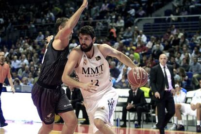 Mirotic intenta superar a Hervelle