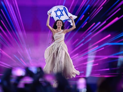 Eden Golan, representante de Israel, porta su bandera en el comienzo de la final de Eurovisión.