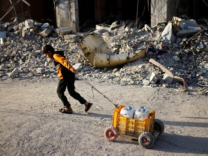 Un niño palestino transporta agua en el sur de Ciudad de Gaza este sábado en la Franja.