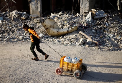 Un niño palestino transporta agua en el sur de Ciudad de Gaza este sábado en la Franja.