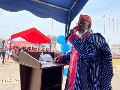 Zanzan Kawor, Jefe del Consejo Nacional de Jefes y Ancianos de Liberia (NACCEL), en un momento de su discurso tras la suspensión temporal de la ablación en Liberia