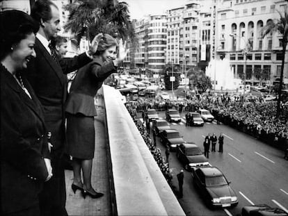 Rita Barberá y Joan Lerma, en el balcón del Ayuntamiento durante el viaje de los Reyes a Valencia, en 1992.