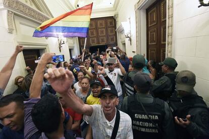 Cientos de personas ingresan a la fuerza al Palacio Legislativo para impedir una sesión especial en la que se discutiría un juicio político contra el presidente Nicolás Maduro. Varias personas resultaron heridas.