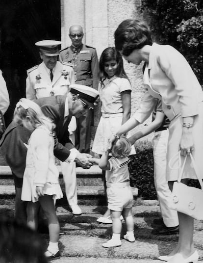 “¿Es machote?” había preguntado Franco al príncipe Juan Carlos cuando nació el niño. “Sí, mucho, mi general, como su padre”, le contestó entre risas. En la imagen el dictador Francisco Franco da la mano, el 7 de agosto de 1969, al heredero del heredero.