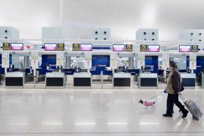 Mostradores de facturación de Spanair en el aeropuerto de El Prat tras el cese de actividad de la aerolínea.