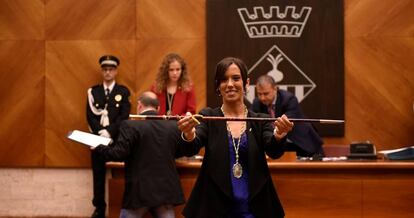 Marta Farrés, con la vara que la acredita nueva alcaldesa de Sabadell.
