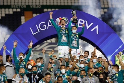 Los jugadores del León, con mascarilla, al levantar el trofeo.