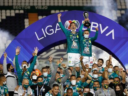 Los jugadores del León, con mascarilla, al levantar el trofeo.