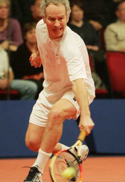 McEnroe, durante el partido de veteranos que jugó el miércoles en Londres ante Bruguera.