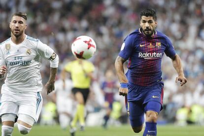 Suárez lucha un balón con Ramos.