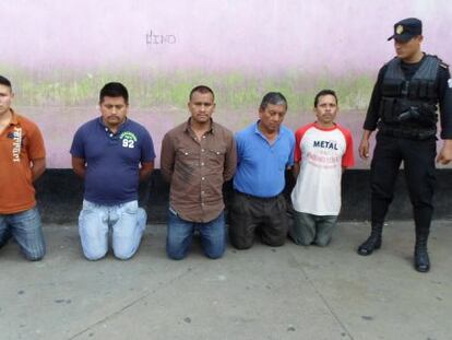 Grupo de “coyotes” guatemaltecos capturado por la Policía de Guatemala.