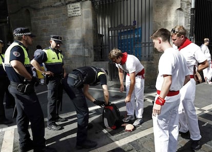 As festas de Pamplona começaram com importantes medidas de segurança. Na foto, membros da Polícia Municipal verificam a mochila de alguns jovens que entravam da Calle Nueva da parte histórica da cidade até a Plaza del Ayuntamiento, para ver o 'chupinazo'.