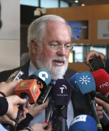 El ministro español de Agricultura, Miguel Arias Cañete, en declaraciones a la prensa, hoy en la sede de la Comisión Europea en Bruselas, tras reunirse con Dacian Ciolos, comisario europeo de Agricultura.