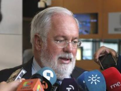 El ministro español de Agricultura, Miguel Arias Cañete, en declaraciones a la prensa, hoy en la sede de la Comisión Europea en Bruselas, tras reunirse con Dacian Ciolos, comisario europeo de Agricultura.