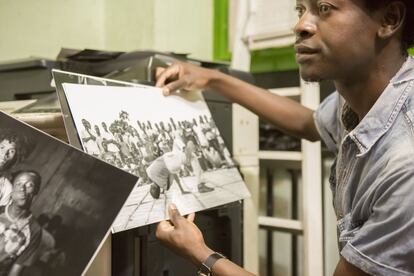 A sus 22 años, Kibuuka Mukisa Oscar, paga los objetivos de su cámara con microcréditos. Su última exposición individual fue en Berlín el verano pasado, ha dirigido tres documentales y es profesor de fotografía para niños sin recursos.