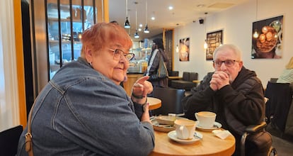 Jean Yates y Ryan Yates, este lunes, en un café de Runcorn