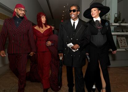 El matrimonio formado por el productor Swizz Beatz y la cantante Alicia Keys, junto con la pareja de artistas formada por A$AP Rocky, coanfitrión de la gala, y la cantante Rihanna, recorriendo los pasillos del museo.