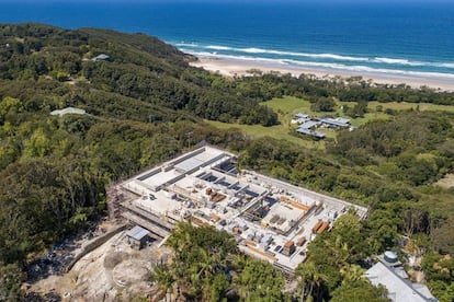 Uma polêmica surgiu quando os vizinhos manifestaram à imprensa sua insatisfação com o impacto ambiental da obra e a possível atração de turistas. Embora possuam uma mansão em Malibu, os dois atores já disseram em diferentes entrevistas que preferiam que seus filhos fossem criados num entorno rural, e não diante das câmaras dos paparazzi de Hollywood.