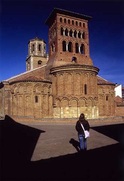 La iglesia de San Tirso en Sahagún, del siglo XII, arquitectura de ladrillo románico-mudéjar.