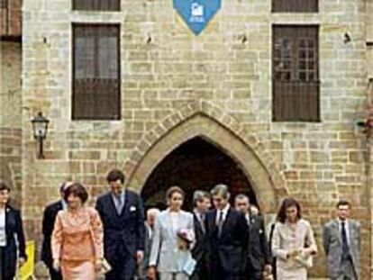 De izquierda a derecha, Araceli Pereda, los duques de Lugo, José Joaquín Martínez Sieso y Catia Pereda. Tras ellos, Miguel Ángel Cortés, Jesús de Polanco, Rafael de la Sierra e Isidoro Rábago.