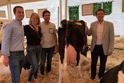  El candidato del PP al Parlament, Biel Company, junto al candidato al Consell, Llorenç Galmés, y la candidata al Parlamento Europeo, Rosa Estaràs, en la Feria de las Vacas de Campos. 
 
 