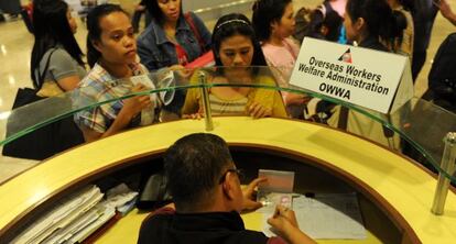 Trabajadores filipinos deportados llegan a Manila, este lunes.