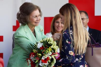 La reina Sofía preside una mesa de cuestación con motivo del Día de la Banderita de la Cruz Roja.