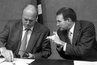 Juan José Ibarretxe ( a la derecha) y el presidente de la región de Aquitania (Francia), Alain Rousset.