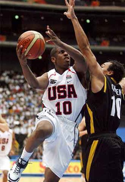 Chris Paul intenta encestar ante el alemán Greene.