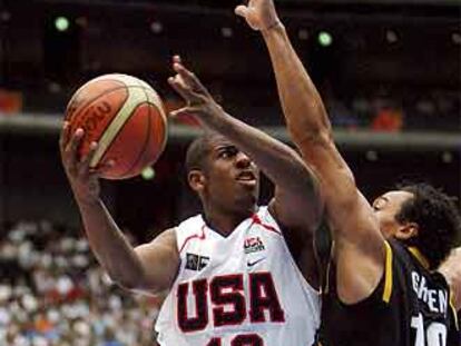 Chris Paul intenta encestar ante el alemán Greene.
