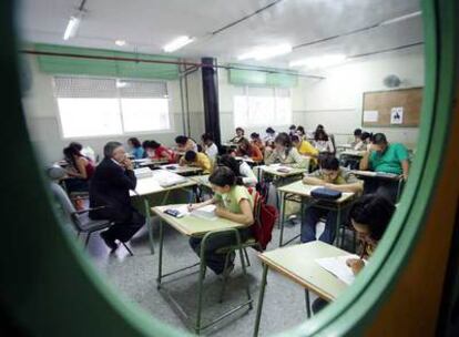 Alumnos y profesor fotografiados desde la puerta de un aula de su instituto.