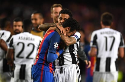 Neymar, del Barcelona, es abrazado por Dani Alves.