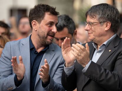 El cabeza de lista de Junts xCt Toni Comín (i) junto a Carles Puigdemont, durante un acto de campaña en Colliure. EFE/ David Borrat