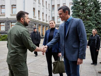 El presidente de Ucrania, Volodímir Zelenski (a la izquierda), estrecha la mano de Pedro Sánchez, presidente del Gobierno de España, el 21 de marzo en Kiev.
